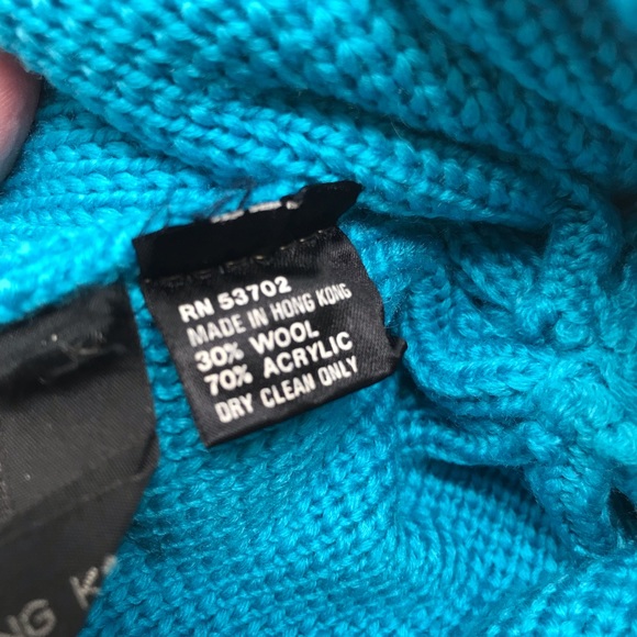 Smuggler Knitted Beanie with PomPom - Picture 3 of 9